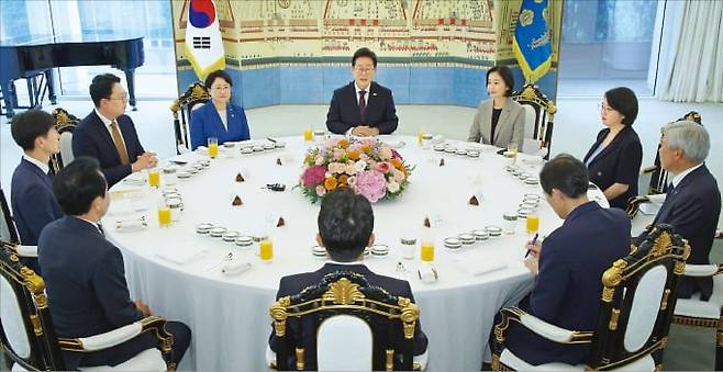 < 비교섭단체 5당 대표 만난 李 > 이재명 대통령이 3일 서울 한남동 관저에서 조국혁신당, 개혁신당 등 비교섭단체 5당 지도부와 오찬 회동을 하고 있다.  /김범준 기자