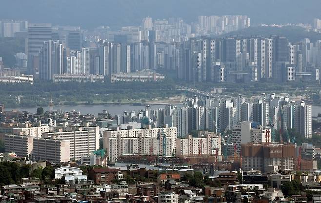 서울 중구 남산에서 바라본 시내 아파트 단지 모습. 사진=뉴스1