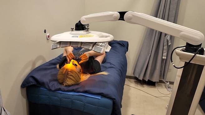 아제르바이잔에서 온 레일라 아흐마도바 씨가 시술을 받고 있다. 사진=박수영 권지은 PD