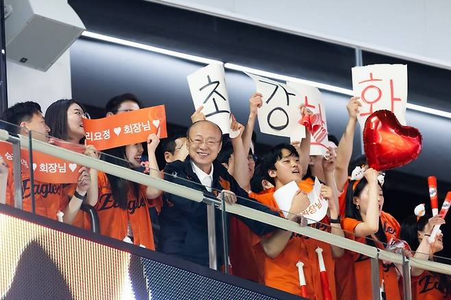 김승연 한화그룹 회장이 임직원들과 함께 한화이글스 경기를 관람하고 있다. 사진=한화