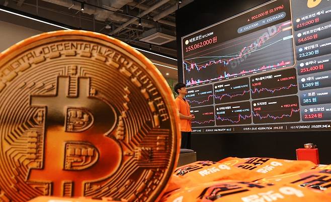 서울 서초구 빗썸라운지 강남본점 전광판에 비트코인 등 가상화폐 가격이 표시되고 있다./사진=한국경제신문