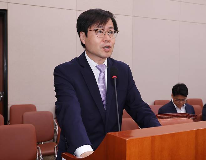 여한구 산업통상자원부 통상교섭본부장이 4일 국회에서 열린 산업통상자원중소벤처기업위원회 전체회의에 참석해 한미 관세협의 통상조약법 절차 추진 계획 등을 보고 있다. 연합뉴스