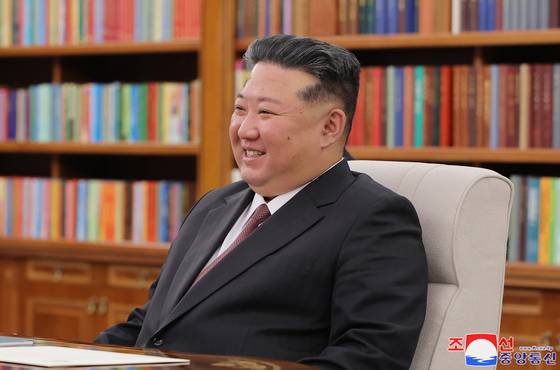 The Rodong Sinmun reports on June 5 that Kim Jong-un met with Sergei Shoigu, secretary of Russia’s Security Council, during his visit to North Korea on June 4. [YONHAP]