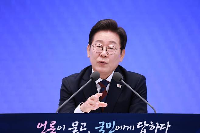 이재명 대통령이 3일 청와대 영빈관에서 열린 '대통령의 30일, 언론이 묻고 국민에게 답하다' 기자회견에서 발언하고 있다. 연합뉴스