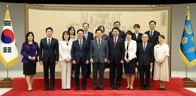 이재명 대통령이 4일 용산 대통령실에서 임명장 수여식 참석자들과 기념촬영을 하고 있다. 이날 이 대통령은 김민석 국무총리, 강훈식 대통령비서실장, 위성락 국가안보실장, 김용범 정책실장, 이종석 국가정보원장, 윤창렬 국무조정실장, 이한주 국정기획위원장에게 임명장을 수여했다. 연합뉴스