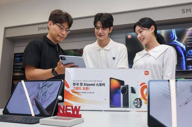 지난달 25일 서울 여의도 샤오미 스토어 서울 IFC몰 여의도점에서 열린 샤오미 국내 첫 공식 오프라인 매장 오픈 기념행사에서 모델들이 제품을 살펴보고 있다. 연합뉴스