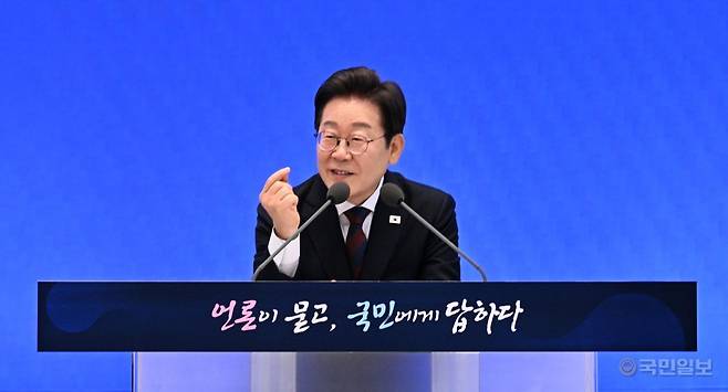 이재명 대통령이 3일 서울 종로구 청와대 영빈관에서 열린 취임 첫 공식 기자회견 '대통령의 30일, 언론이 묻고 국민에게 답하다'에 참석해 기자들의 질문에 답하고 있다. 김지훈 기자