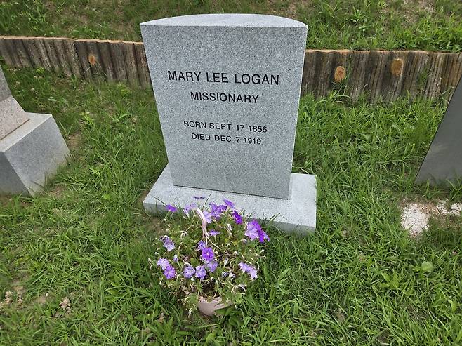 충북 청주 탑동 양관 6호 앞에 민노아 선교사 등과 함께 있는 묘역에 있는 로간 부인의 비석.