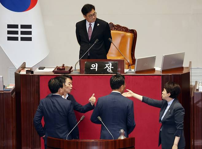 우원식 국회의장이 4일 국회 본회의장에서 문진석 더불어민주당 원내수석부대표, 송언석 국민의힘 비상대책위원장 등과 국회 본회의 개의 지연 관련 이야기를 나누고 있다. 연합뉴스