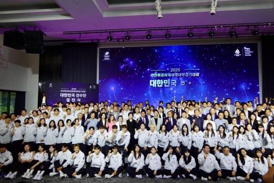 라인-루르 세계U대회 선수단 결단식에서 파이팅 외치는 참석자들. 사진[연합뉴스]