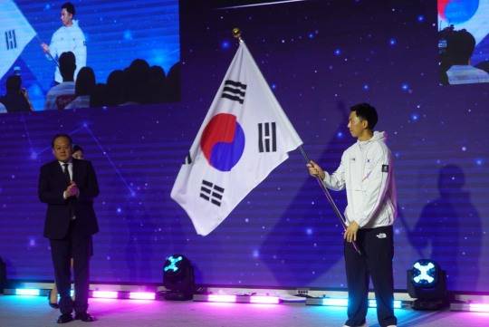 라인-루르 하계U대회 결단식에서 단기 넘겨받은 장지석 선수단장. 사진[연합뉴스]