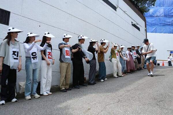 ▲지난 3일 유경선 유진그룹 회장 서울 한남동 자택을 둘러싼 언론노조 YTN 지부 조합원들. 사진=YTN지부 제공