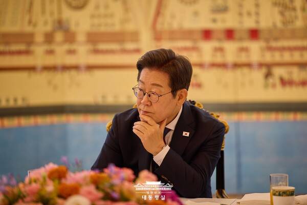 ▲이재명 대통령이 3일 서울 용산구 대통령 관저에서 비교섭단체 야 5당 대표와 오찬을 하면서 참석자들의 발언을 듣고 있다. 사진=대통령실