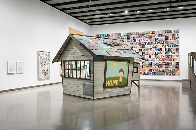 아오모리의 어린 시절 작가의 방을 재현한 공간과 평생 탐닉한 팝음반에서부터 전시는 시작된다. ©김슬기