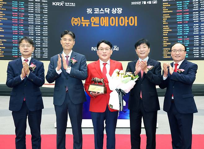 뉴엔에이아이 코스닥시장 상장기념식
    (서울=연합뉴스) 4일 서울 영등포구 한국거래소에서 열린 뉴엔에이아이 코스닥시장 상장기념식에서 관계자들이 상장기념패 전달 후 기념 촬영하고 있다. 
    왼쪽부터 김대영 한국IR협의회 부회장, 민경욱 한국거래소 코스닥시장본부장, 배성환 뉴엔에이아이 대표이사, 이성 NH투자증권 IB사업부 총괄대표, 강왕락 코스닥협회 부회장. 2025.7.4 [한국거래소 제공. 재판매 및 DB 금지]
    photo@yna.co.kr
(끝)


<저작권자(c) 연합뉴스, 무단 전재-재배포, AI 학습 및 활용 금지>