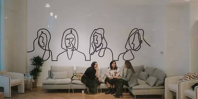 여성 직장인들이 라운지에 앉아 이야기를 주고 받고 있다 / 사진=두바이관광청