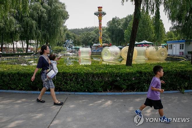 베이징 공원에 산책 나온 가족. [사진출처 = 연합뉴스]