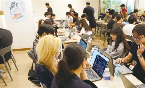 베이글코드는 최근 AI 기반 게임 제작에 집중하며 장르 대변화에 나서고 있다. 사진은 AI 콘퍼런스에 참가한 베이글코드 직원들. (베이글코드 제공)