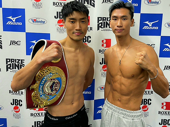 챔피언 후지타 겐지와 도전자 심하녹이 2025년 7월 일본 도쿄 고라쿠엔 홀 세계복싱기구 페더급 아시아태평양 타이틀매치 계체 통과 기념 촬영을 하고 있다. 사진=Teiken Promotions
