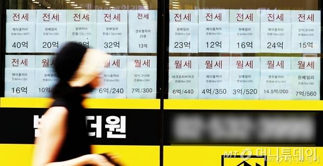 (서울=뉴스1) 황기선 기자 = 1일 서울 시내의 한 공인중개사무소에 전·월세 안내문이 붙여져 있다.   이날 한국부동산원에 따르면 6월 23일 기준 서울 아파트 매매가격은 전주 대비 0.43% 상승했다. 이는 2018년 9월 둘째 주(0.45%) 이후 6년 9개월 만에 가장 높은 주간 상승률로 집값 급등기였던 2020년보다도 큰 오름폭이다. 2025.7.1/뉴스1  Copyright (C) 뉴스1. All rights reserved. 무단 전재 및 재배포,  AI학습 이용 금지. /사진=(서울=뉴스1) 황기선 기자