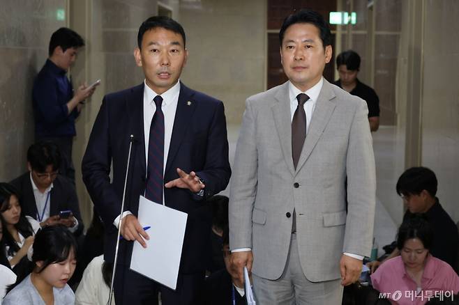 (서울=뉴스1) 이광호 기자 = 국회 법제사법위원회 여야 간사인 김용민 더불어민주당 의원(왼쪽)과 장동혁 국민의힘 의원이 2일 오후 서울 여의도 국회에서 상법 개정안과 관련한 회동 결과에 대해 발언하고 있다. 2025.7.2/뉴스1  Copyright (C) 뉴스1. All rights reserved. 무단 전재 및 재배포,  AI학습 이용 금지. /사진=(서울=뉴스1) 이광호 기자