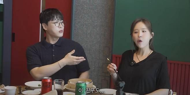 가수 문원과 결혼을 발표한 뒤 코요태 멤버 김종민 빽가에게 소개하는 '상견례' 영상을 올린 신지. 해당 영상에는 결혼을 만류하는 팬들의 댓글이 쏟아지고 있다. /사진=유튜브 영상 갈무리