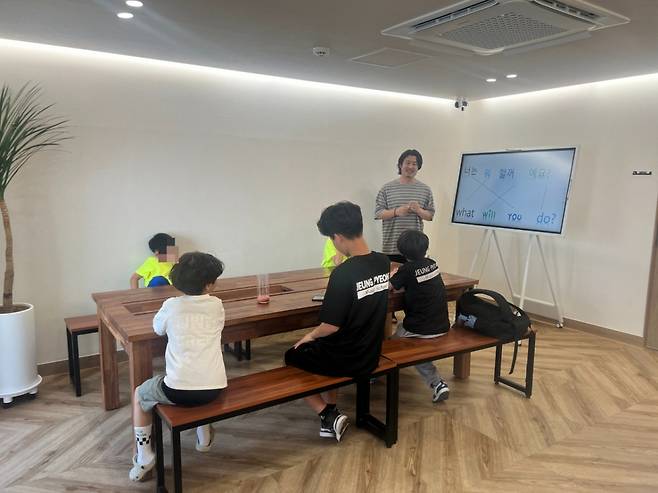 지난달 16일 충북 증평군 벧엘기둥교회 카페 미팅룸에서 안민혁 목사(41)가 학생들을 대상으로 영어 수업을 하고 있다./사진=민수정 기자.