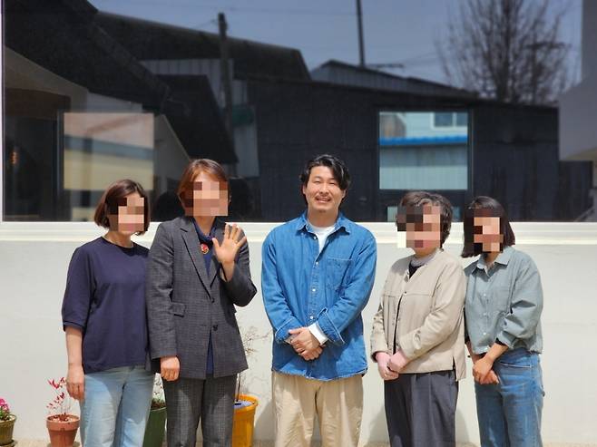 지난 4월16일 안민혁 목사와 증평군청 직원들이 벧엘기둥교회 앞에서 사진을 찍고 있는 모습. 안 목사는 푸른 셔츠를 입고 가운데 서 있다. /사진=안민혁 목사 제공.