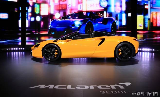 (서울=뉴스1) 김진환 기자 = 4일 서울 중구 장충단로 반얀트리 클럽 앤 스파 서울에서 열린 맥라렌 서울 리론칭 이벤트에서 차세대 슈퍼카 ‘아투라 스파이더(Artura Apider)’가 공개되고 있다. 2025.7.4/뉴스1 Copyright (C) 뉴스1. All rights reserved. 무단 전재 및 재배포, AI학습 이용 금지. /사진=(서울=뉴스1) 김진환 기자