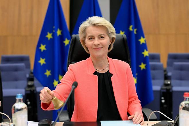 우르줄라 폰데어라이엔 유럽연합(EU) 집행위원장이 2025년 6월 4일 벨기에 브뤼셀 소재 EU 본부에서 열린 집행위원회 회의를 시작하며 벨을 울리고 있다. 2025.6.4  /AFPBBNews=뉴스1