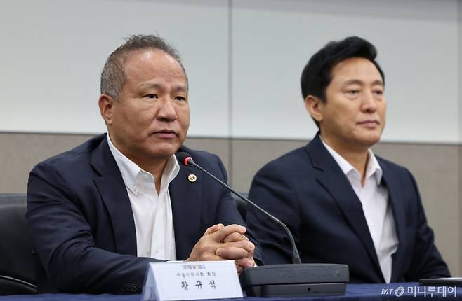 [서울=뉴시스] 황준선 기자 = 황규석 서울시의사회장이 11일 오전 서울 중구 서울시청에서 열린 추석 연휴 응급의료 비상진료대책 논의를 위한 서울특별시 보건의료협의체 회의에서 발언하고 있다. 2024.09.11. hwang@newsis.com /사진=황준선