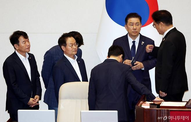 김병기(오른쪽 두번째) 더불어민주당 당대표 직무대행 겸 원내대표가  4일 오후 서울 여의도 국회 본회의장에서 민주당의 내부사정으로 본회의가 지연되는 것에 대해 우원식 국회의장에게 양해를 구하고 있다. 2025.07.04.