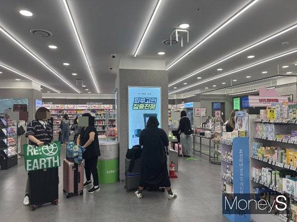 서울역 올리브영 매장서도 N 성수처럼 큰 규모의 혁신 매장이 필요하다는 외국인 관광객의 목소리를 들을 수 있었다./사진=김다정 기자