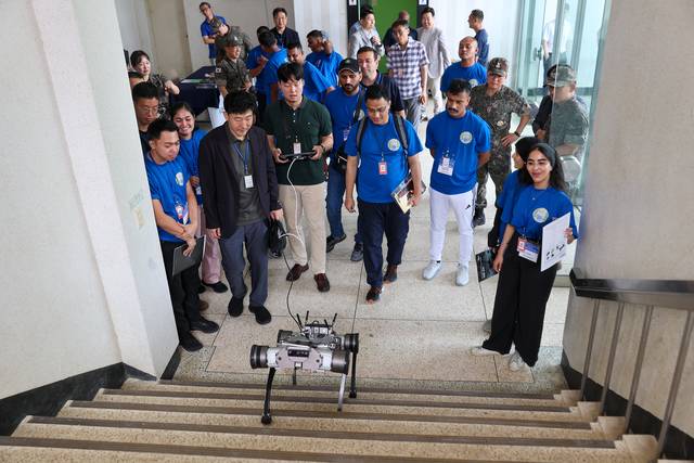 2025년 화학무기금지기구(OPCW) 국제화학방호교육에 참가한 교육생들이 국군화생방방호사령부에서 무인 다족보행로봇의 작동 시연을 보고 있다 . 국방부 제공