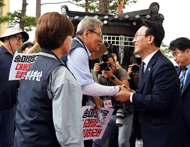 “집회 중단을” : 김민석(오른쪽 두 번째) 국무총리가 4일 오전 서울 용산 대통령실 앞에서 항의 농성 중인 농민단체 관계자들과 대화를 나누고 있다. 박윤슬 기자