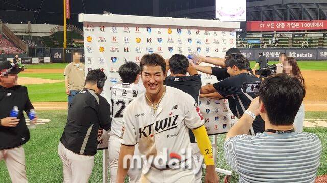 멜 로하스 주니어에게 물을 뿌리고 도망가는 안현민./수원=김경현 기자