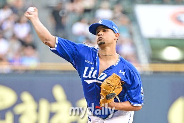 2일 서울 잠실야구장에서 열린 '2025 신한 SOL BANK KBO리그' 삼성 라이온즈와 두산 베어스 경기. 삼성 선발 가라비토가 힘차게 투구하고 있다./마이데일리