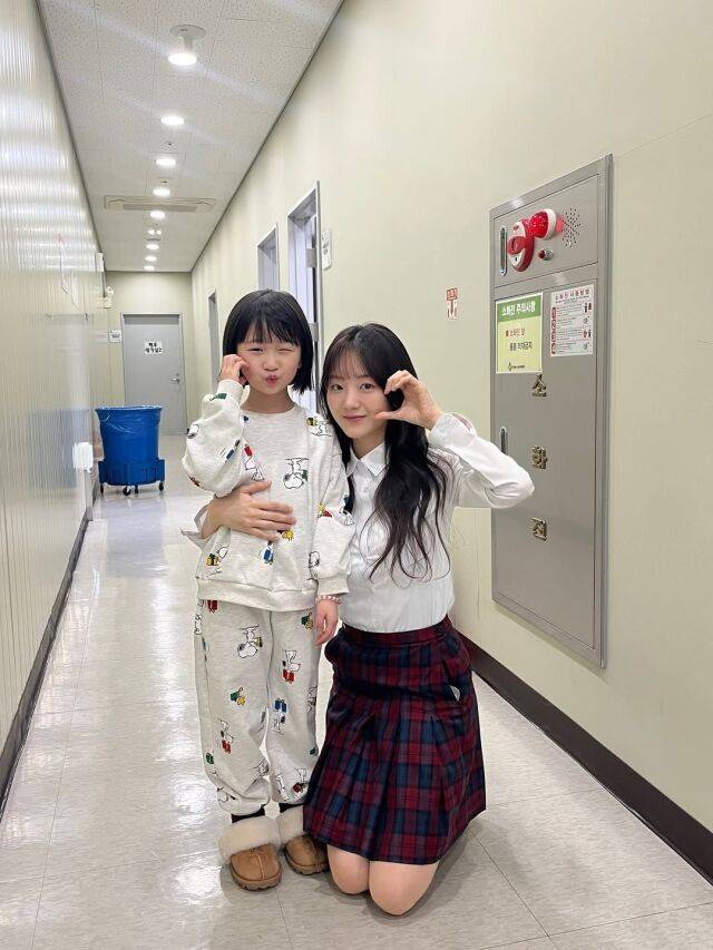 아역 배우 이아린(왼쪽)과 배우 조이현의 투샷 / 이아린 어머니 인스타그램