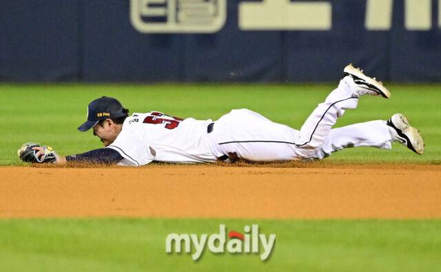 2024년 8월 7일 서울 잠실구장에서 '2024 신한 SOL Bank KBO리그, LG 트윈스와 두산 베어스의 경기가 열렸다. 두산 유격수 김재호가 6회초 2사 1.2루서 LG 문보경의 안타성 타구를 잡으며 실점을 막고 있다./마이데일리