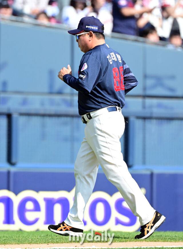 2025년 4월 26일 오후 서울 잠실구장에 진행된 '2025 신한 SOL뱅크 KBO 리그' 롯데 자이언츠와 두산 베어스의 경기. 롯데 김태형 감독./마이데일리