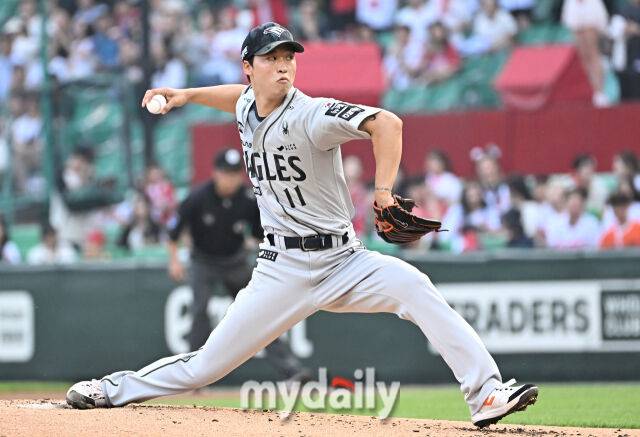 27일 오후 인천광역시 문학동 SSG랜더스필드에서 진행된 '2025 프로야구 KBO리그' SSG랜더스와 한화이글스의 경기. 한화 엄상백이 선발등판해 역투하고 있다./마이데일리