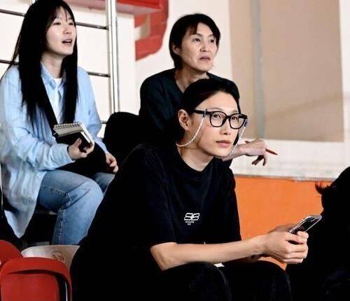 흥국생명 어드바이저로 드래프트를 찾은 김연경 / 한국배구연맹 제공