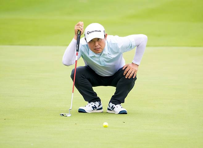 2번 홀에서 퍼팅 라인을 살피고 있는 김영우. [사진=KPGA]