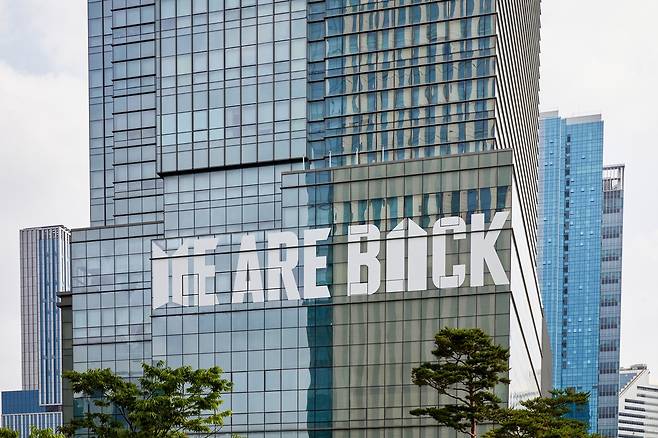 방탄소년단 제대에 맞춰 사옥에 래핑한 문구 [하이브 제공]