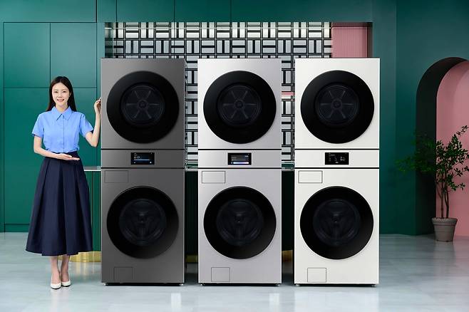 삼성전자가 4일부터 7형 ‘AI 홈’ 터치스크린을 탑재해 한층 강화된 AI 기능을 지원하는 2025년형 상하 결합형 세탁기∙건조기 ‘비스포크 AI 원바디’ 신제품을 판매한다. [삼성전자 제공]