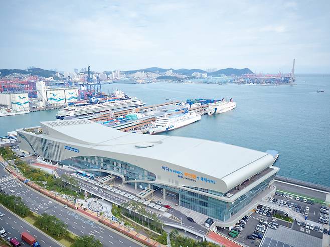 크루즈선이 부산항국제여객터미널에 접안한 모습. [부산항만공사 제공]