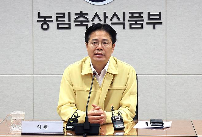 강형석 농림축산식품부 차관이 4일 정부세종청사 농식품부 농업재해대책상황실에서 열린 폭염 대응 추진 상황 점검회의를 주재하고 있다. [연합]