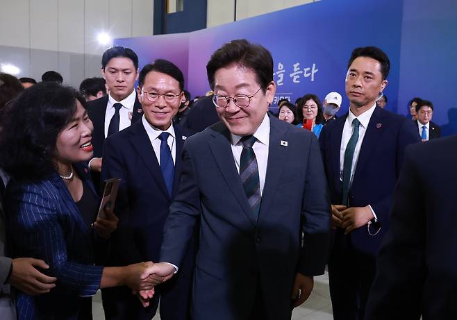 이재명 대통령이 4일 대전컨벤션센터에서 타운홀 미팅 형식으로 진행한 ‘국민소통 행보 2탄, 충청의 마음을 듣다’ 간담회를 마친 후 참석자와 인사하고 있다. [연합]