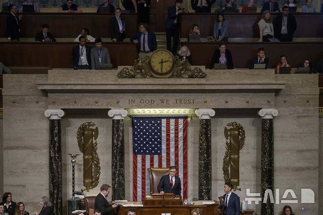 [워싱턴=AP/뉴시스]마이크 존슨 미국 하원의장이 3일(현지 시간) 워싱턴DC 국회의사당 본회의장에서 도널드 트럼프 대통령 주도 감세안의 최종 통과를 선언하기 위해 의사봉을 잡고 있다. 2025.07.04.
