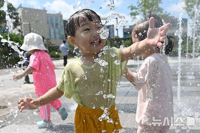 [광주=뉴시스] 이영주 기자 = 광주지역에 폭염특보가 엿새째 이어지고 있는 2일 오전 광주 북구 신용근린공원 바닥분수에서 광주 북구 국공립아이큰숲어린이집 소속 원아들이 물놀이를 즐기고 있다. 2025.07.02. leeyj2578@newsis.com